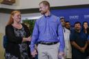 El médico Kent Brantly (c) y su mujer Amber (i) antes de la rueda de prensa ofrecida en el Hospital Universitario de Emory de Atlanta (Georgia). EFE/Archivo