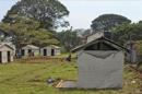 Vista general de un campo de aislamiento para pacientes de ébola en el hospital nacional de remisión de Kampala, en Uganda. EFE/Archivo