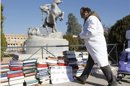 Los médicos de la sanidad pública madrileña, que hoy han comenzado la segunda fase de la huelga contra los planes del Gobierno regional, han levantado el "muro del saber" con libros antiguos que han apilado ante el monumento a "Los Portadores de la Antorcha" frente a las Facultades de Medicina, Farmacia y Odontología, en la Ciudad Universitaria. EFE