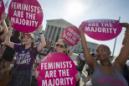 Activistas con carteles que dicen "feministas son la mayoría" se manifiestan frente a la Corte Suprema en Washington, lunes 27 de junio de 2016. La Corte Suprema derogó el lunes la regulación texana ampliamente imitada de las clínicas que proveen abortos en el caso de aborto más importante que llega al alto tribunal en casi un cuarto de siglo. (AP Foto/J. Scott Applewhite)