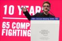 El líder de U2, Bono durante el décimo aniversario de la ONG ONE, que lucha contra el sida durante la cuadrigésimo sexta edición del Foro Económico Mundial en Davos (Suiza). EFE