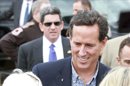 El exsenador de Pensilvania Rick Santorum saluda a sus seguidores durante un recorrido electoral en Illinois, el pasado 19 de marzo. Santorum criticó también la ley de Obama en un comunicado emitido por su campaña. EFE/Archivo