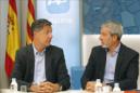 El candidato del PPC a la presidencia de la Generalitat en la Elecciones del 27S, Xavier García Albiol (i), conversa con el presidente de Societat Civil Catalana, Josep Ramon Bosch (d) durante la reunión que han mantenido esta mañana los populares con la entidad. EFE