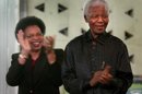 El ex presidente de Sudáfrica y Premio Nóbel de la Paz Nelson Mandela (d) y su segunda mujer, Graca Machel (i). EFE/Archivo