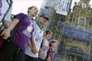 Una familia de peregrinos a su llegada a la plaza del Obradoiro, dentro del proyecto "Que tiemble el Camino", tras recorrer en seis etapas los 108 kilómetros que separan Ourense de Santiago de Compostela. EFE