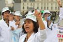 En la imagen, un grupo de médicos marchan un una huelga por las calles de Lima (Perú). EFE/Archivo