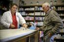 Un vecino de la localidad ourensana de Carballeda de Avia compra medicamentos en una farmacia. Profesional sanitario y alcalde. Su nombre es Luis Milia, gobierna en Carballeda de Avia, municipio ourensano, y en un momento de lucha contra la reforma local en los términos actuales, la subida del canon que se abona a Sogama y el copago sanitario, ha planteado "una receta a lo último". EFE