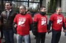 El secretario general del PSM, Tomás Gómez (i), y el candidato del PSOE a la alcaldía de Madrid, Antonio Miguel Carmona (d), participan en una cadena humana, organizada por la Plataforma de Afectados por la Hepatitis C, rodeando el Ministerio de Sanidad para exigir tratamientos para la enfermedad. EFE