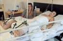 Maritrini Jiménez junto a su hijo David, de 10 años, esta tarde en su habitación del hospital de Manises (Valencia), donde el equipo del cirujano Pedro Cavadas le ha reimplantado los dos pies que se amputó en un accidente de tráfico. EFE