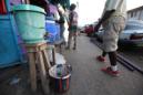 Un cubo de agua con cloro para ayudar a frenar la propagación del virus del Ébola en una esquina de la calle en el centro de Monrovia, Liberia. EFE