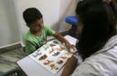 Vedant (izq) practica con una profesora del Centro Terapéutico Pediátrico Khushi en Bombay (India) en el Día Mundial de Concienciación del Autismo. EFE/Archivo