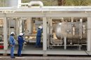 Fotografía de trabajadores en un yacimiento de gas natural que explota la hispano-argentina Repsol YPF en Bolivia. El bloque Caipipendi, formado por los campos de gas Margarita y Huacaya, está administrado por la española Repsol, que posee un 37,5 % de la concesión. EFE/Archivo