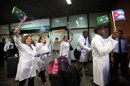 Médicos cubanos llegan al aeropuerto de Brasilia. La presidenta brasileña, Dilma Rousseff, anunció a inicios de julio pasado un programa para incorporar médicos extranjeros a la sanidad pública, sobre todo en las zonas más remotas y pobres del país. EFE